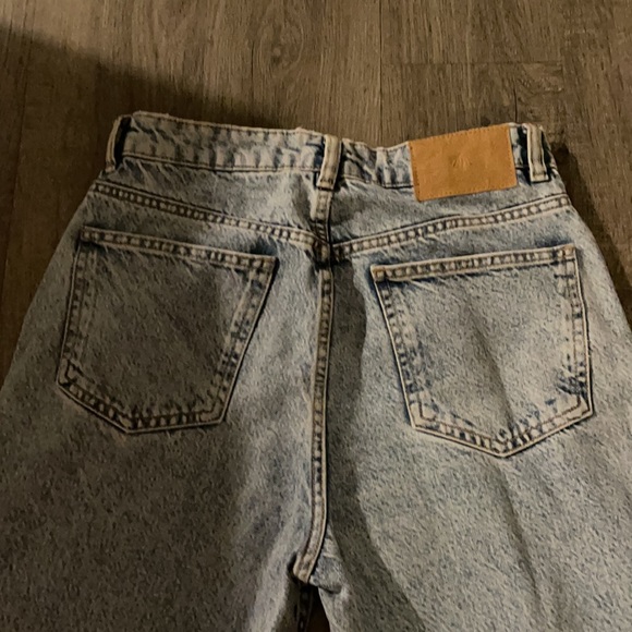 ZARA HIGH RISE ACID WASH “MOM JEANS” - Picture 2 of 3